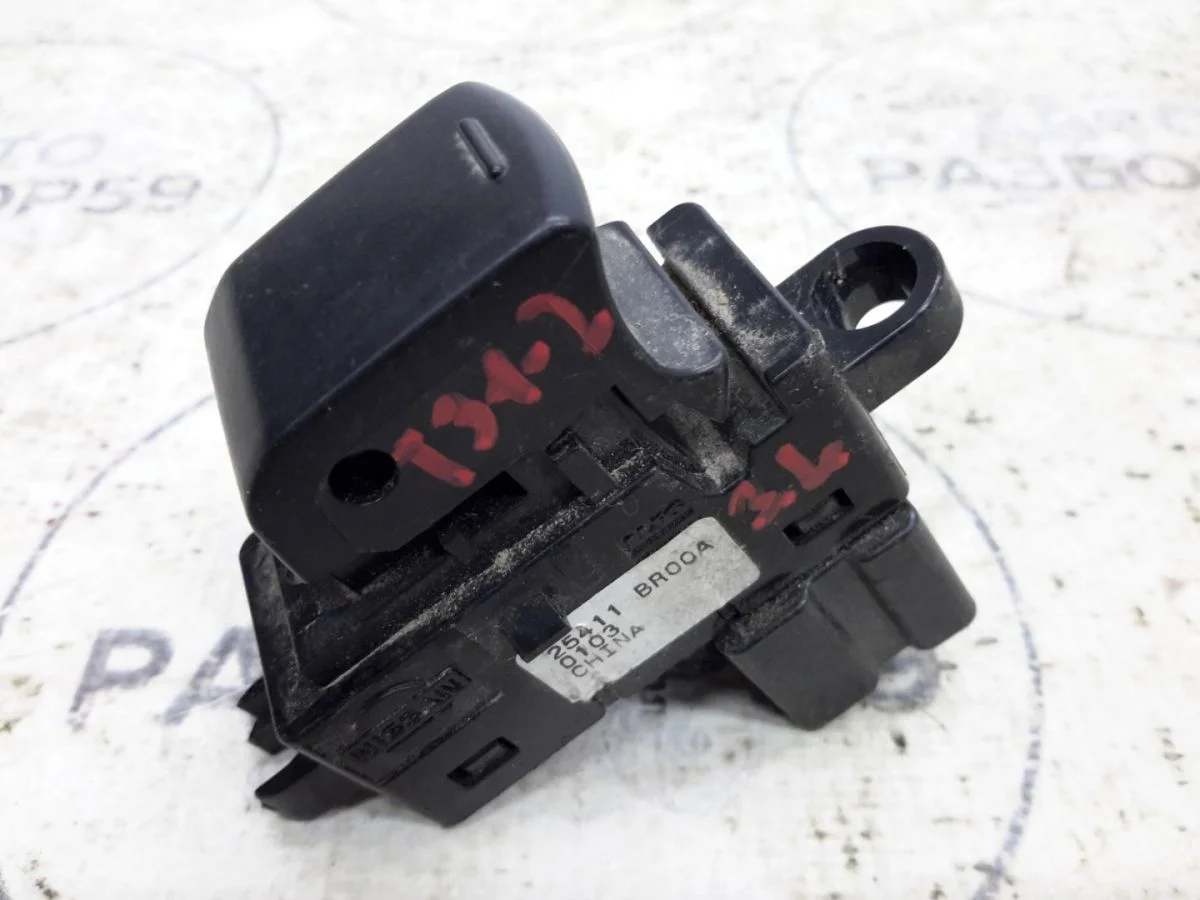 Кнопка стеклоподъемника Nissan X-Trail II (2007—2011)