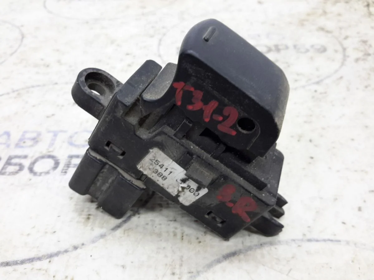 Кнопка стеклоподъемника Nissan X-Trail II (2007—2011)