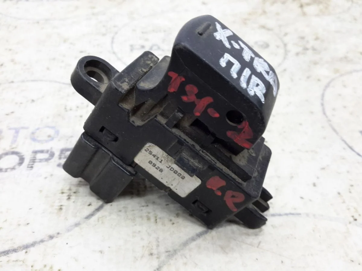 Кнопка стеклоподъемника Nissan X-Trail II (2007—2011)