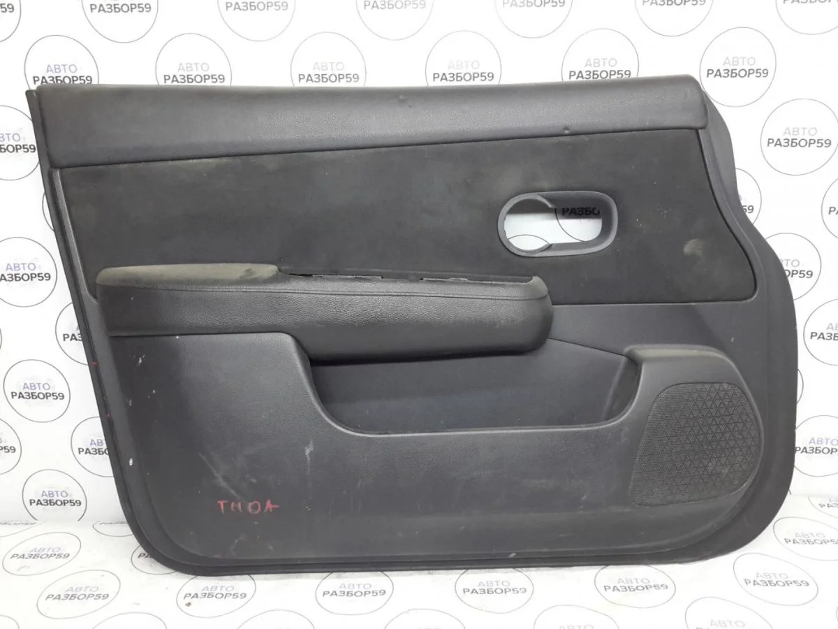 Обшивка двери передней левой Nissan Tiida C11 (2004—2012)