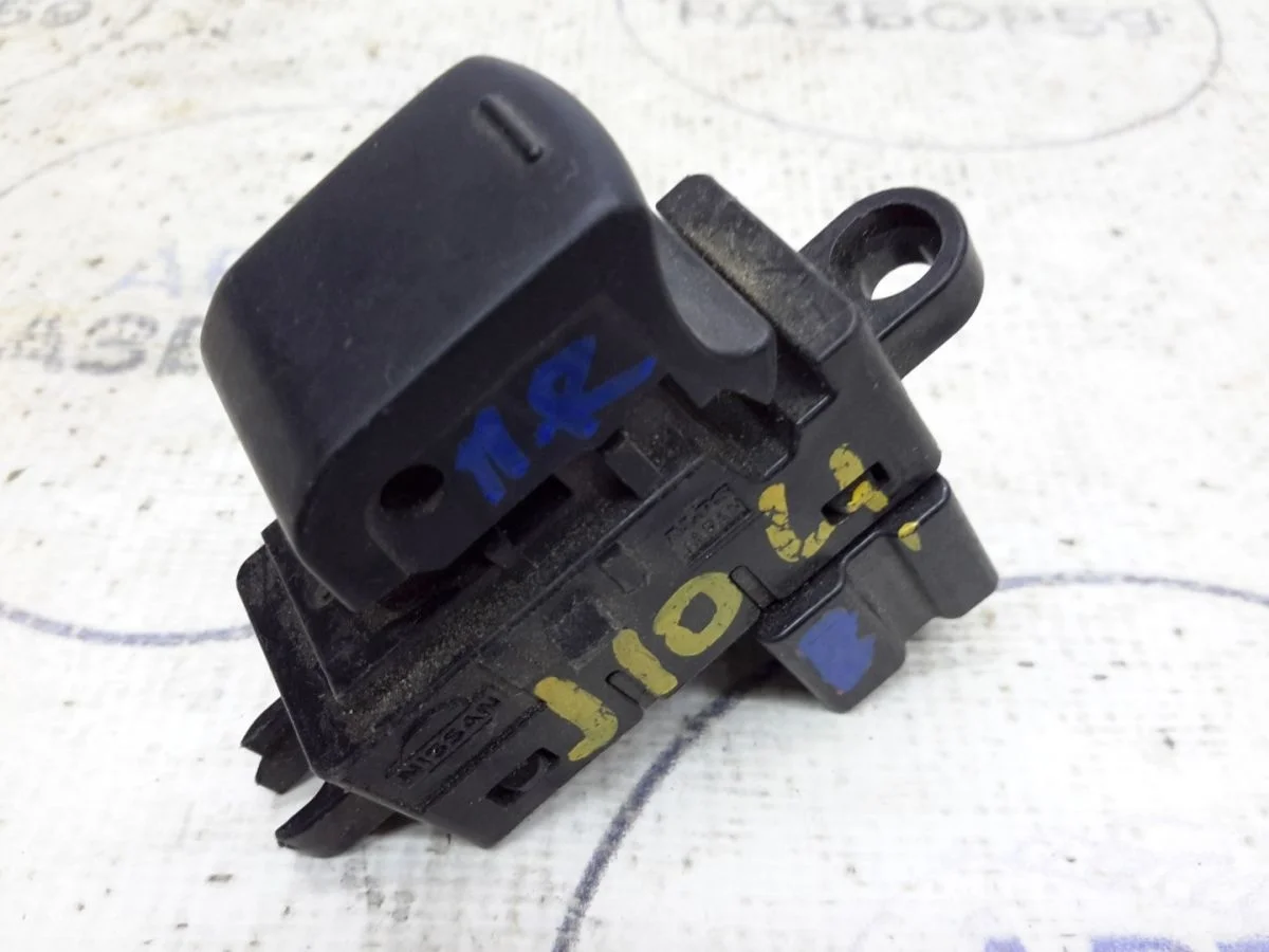 Кнопка стеклоподъемника Nissan Qashqai I (2006—2010)