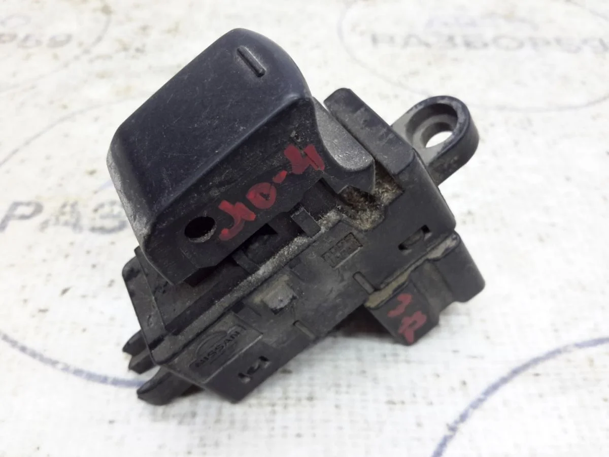 Кнопка стеклоподъемника Nissan Qashqai I (2006—2010)