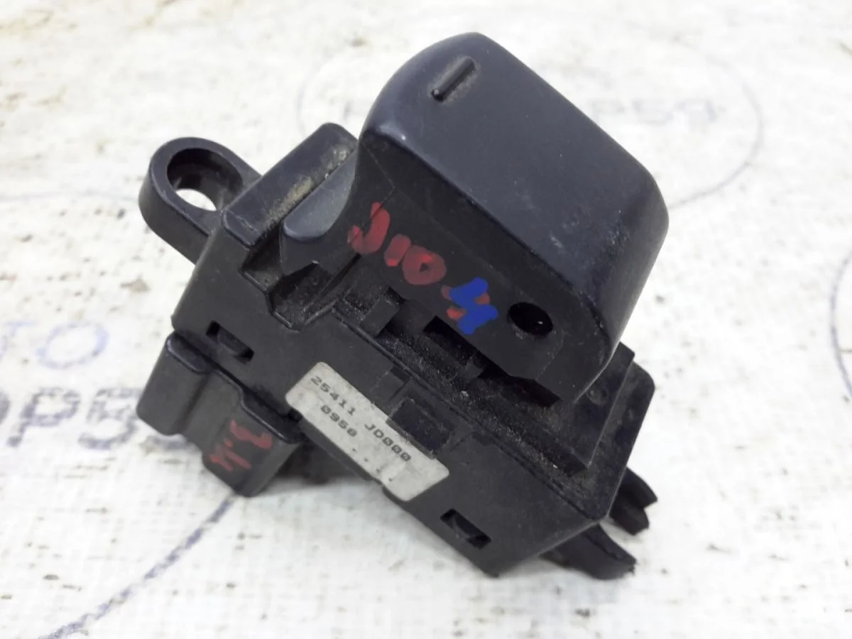 Кнопка стеклоподъемника Nissan Qashqai I (2006—2010)