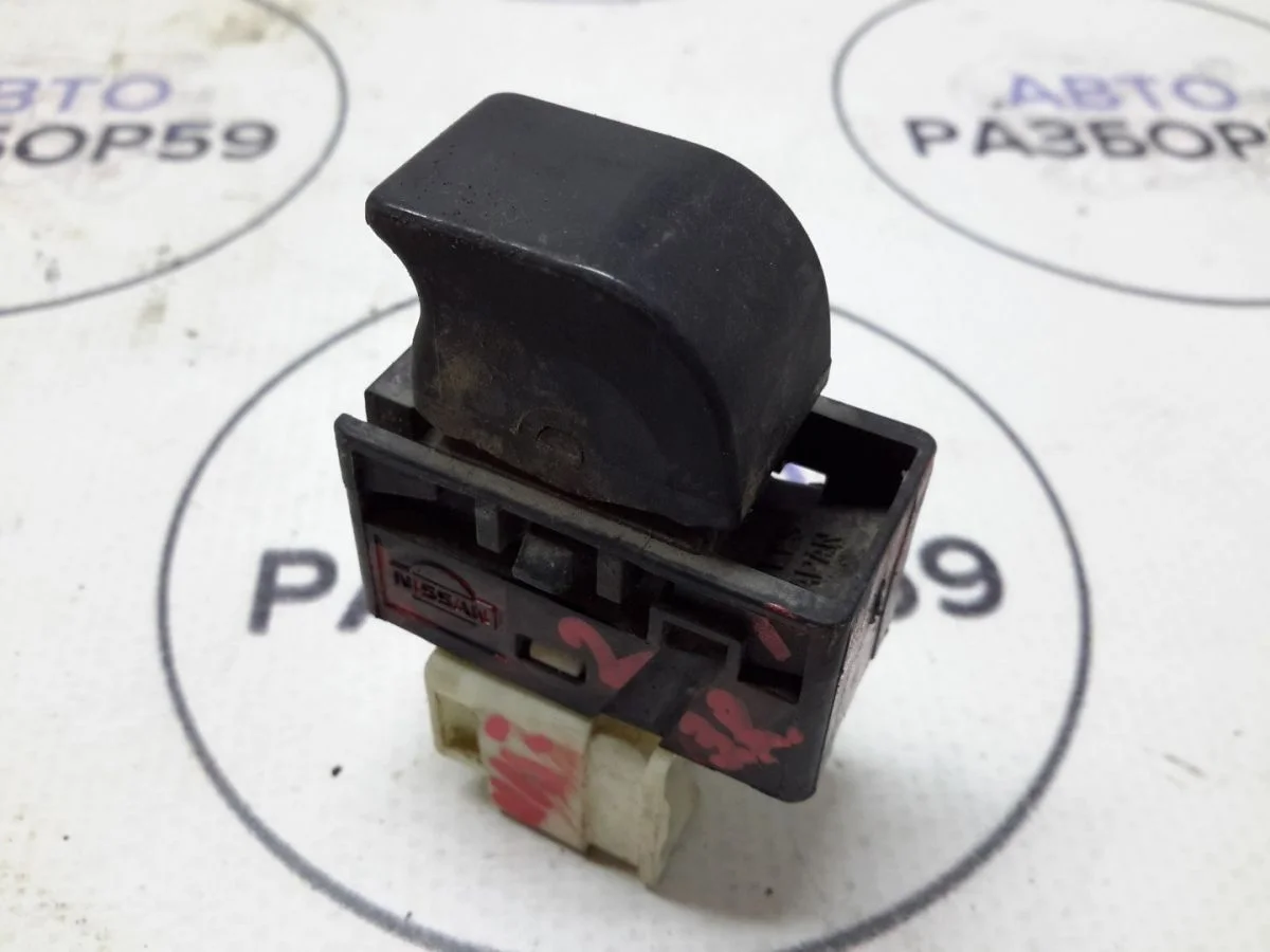 Кнопка стеклоподъемника Nissan Almera N15 (1995—2000)