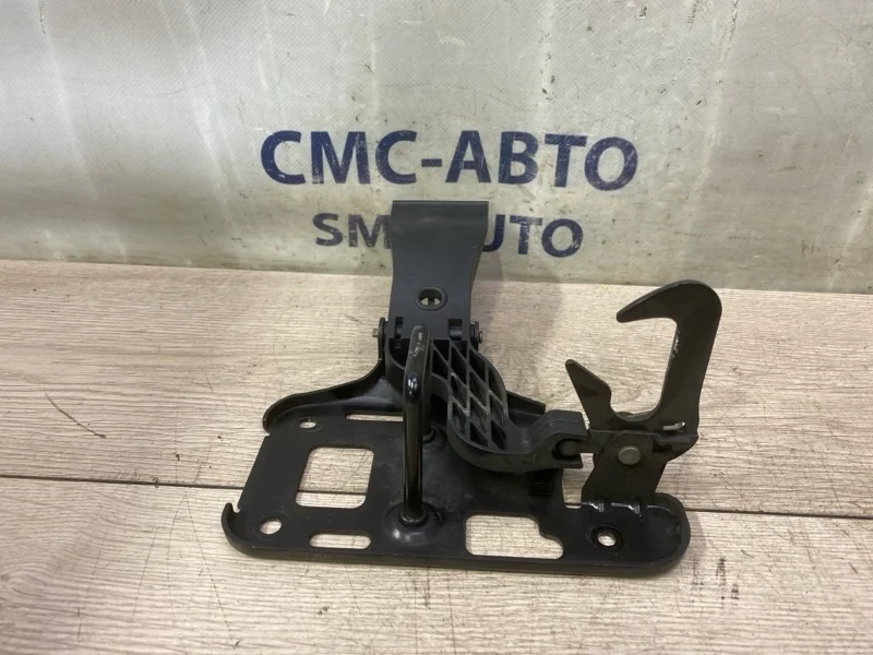 Крюк капота Audi A5 8T0823480 8T 2.0T CDN
