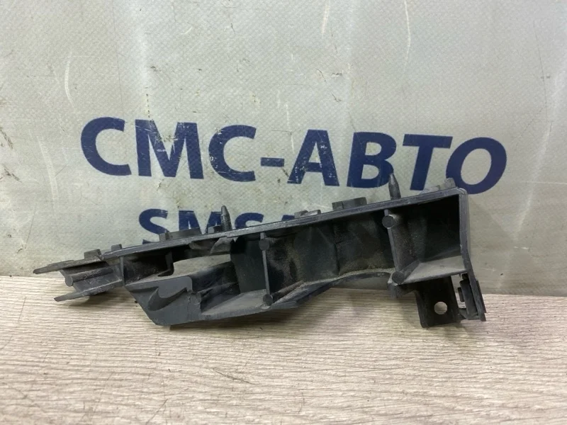 Кронштейн бампера Audi A6 4G0807284 4G 2.8 CHV, передний правый
