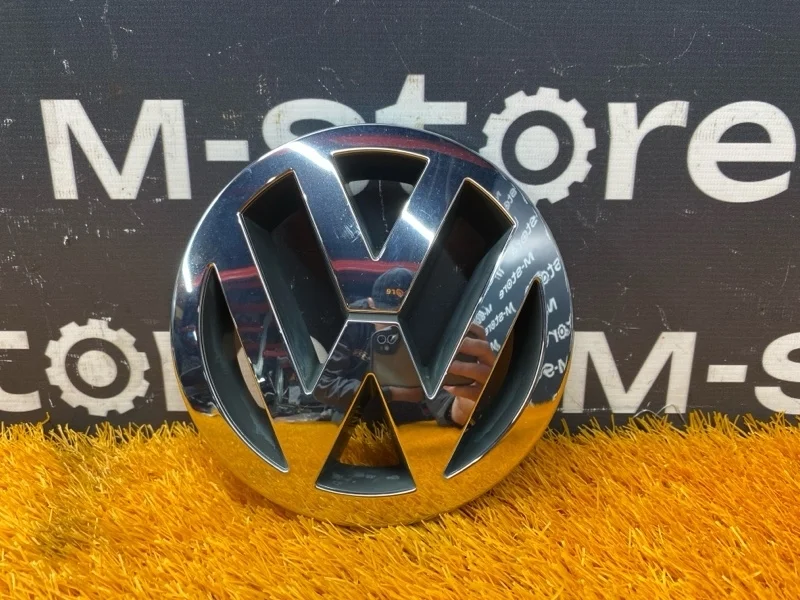 Эмблема Volkswagen Touareg 2005 7L
