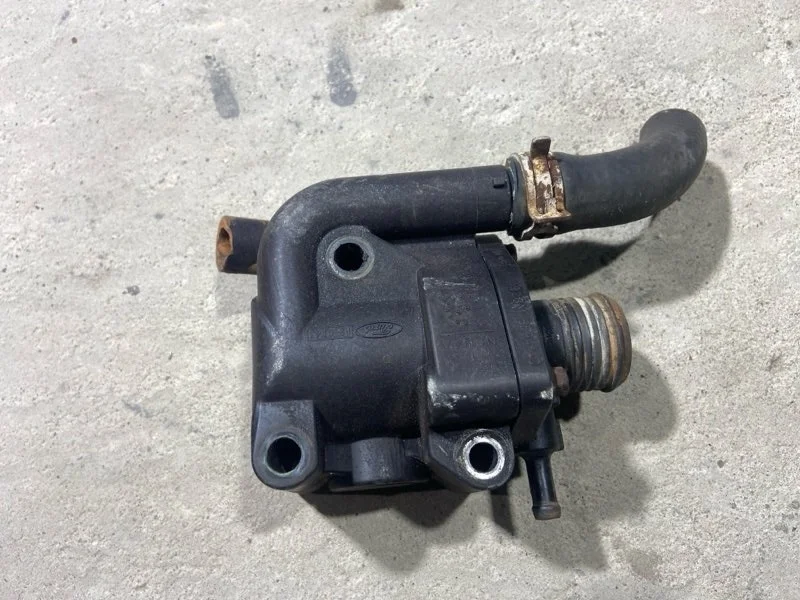 Корпус термостата Ford Focus 1 (98-05) ХЭТЧБЭК