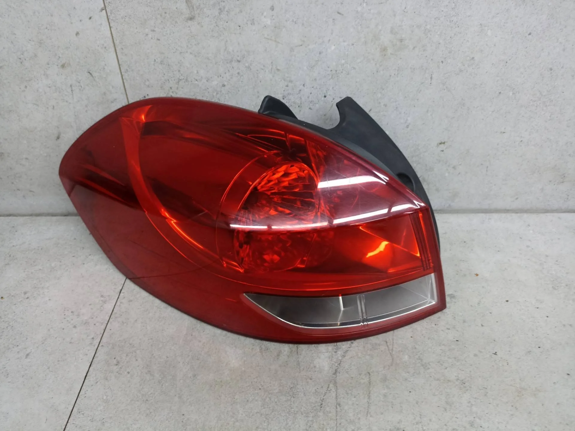 Фонарь задний левый Renault Clio 3 2008 8200586843