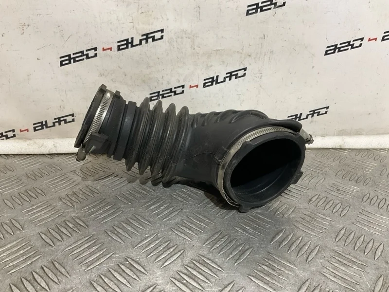 Патрубок воздушного фильтра Audi Q5 06H129629E 2.0
