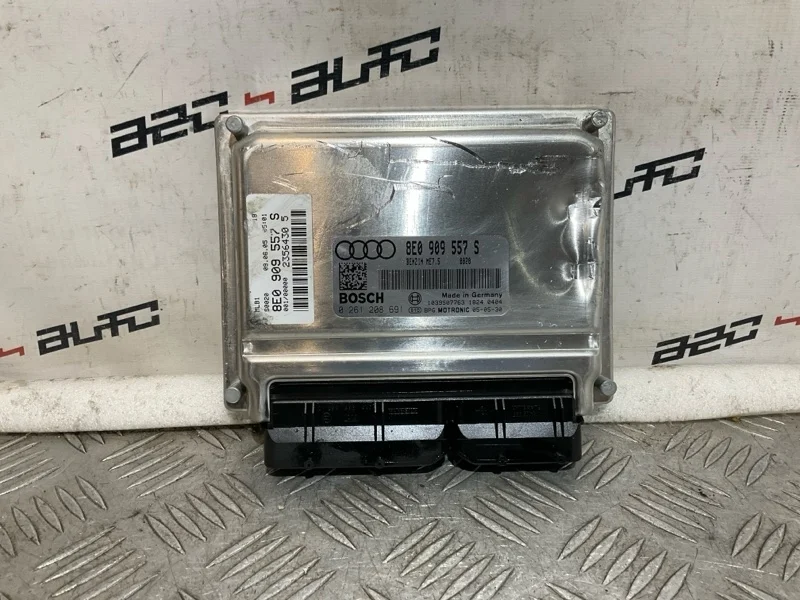 Блок управления двигателем Audi A4 8E0909557S 2.0