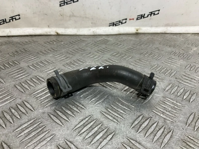 Патрубок системы охлаждения Audi Q5 06H121057E 2.0