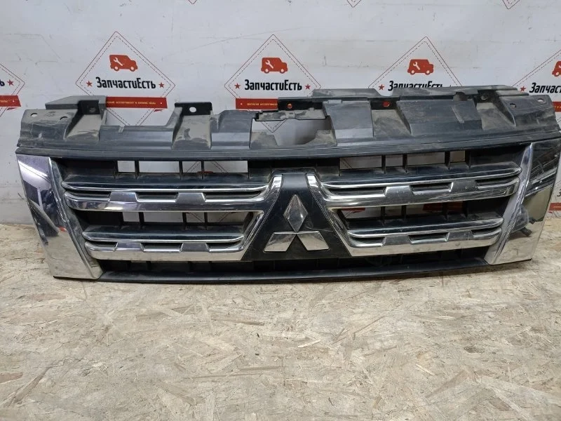 Решетка радиатора Mitsubishi Pajero 4 2011-2014 7450A283