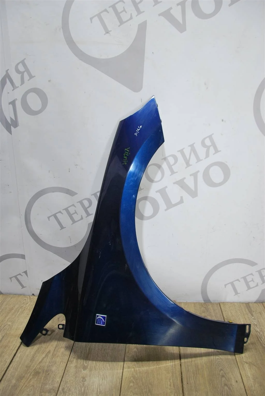 Крыло переднее правое