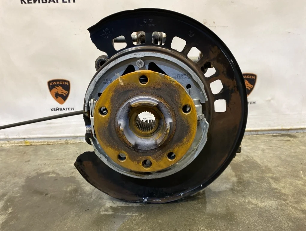 Кулак Audi Q7 2010 4L