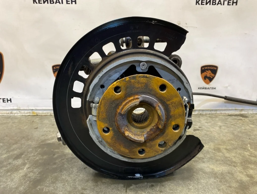 Кулак Audi Q7 2010 4L