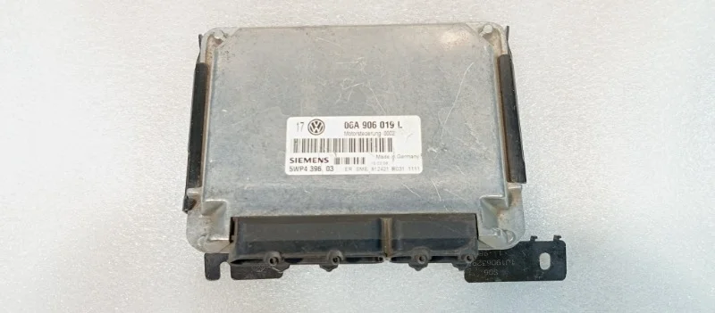 Блок управления двигателем Volkswagen Golf 2003 1J1