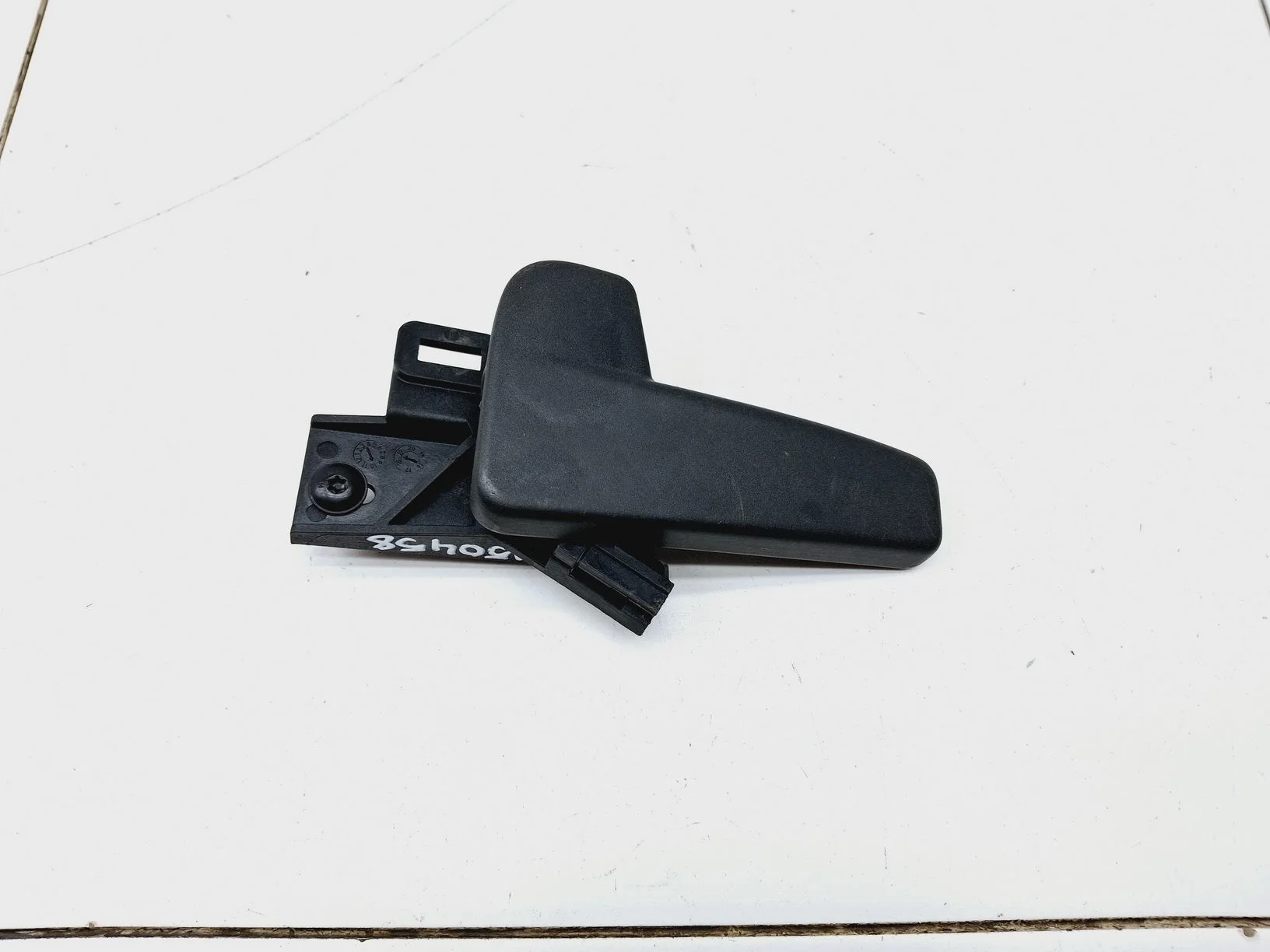 ручка открывания капота VW Polo Sedan 2010-2020