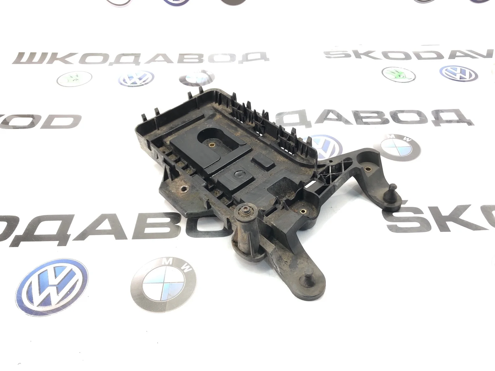 Площадка аккумулятора (АКБ) Skoda Octavia 2010 1K0915333H A5 (1Z) 1.4 CAXA