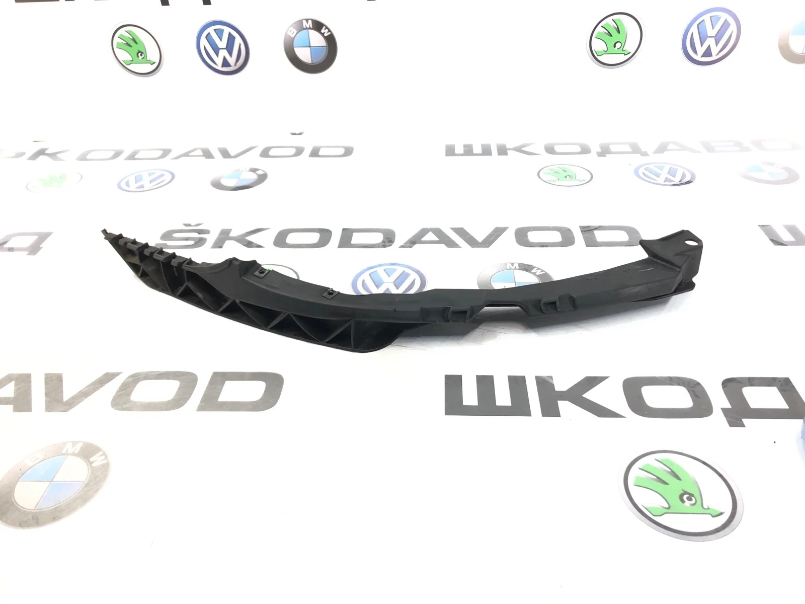 Направляющая бампера Skoda Octavia 2011 1Z0807184D A5 (1Z) 1.2 CBZB, передняя правая