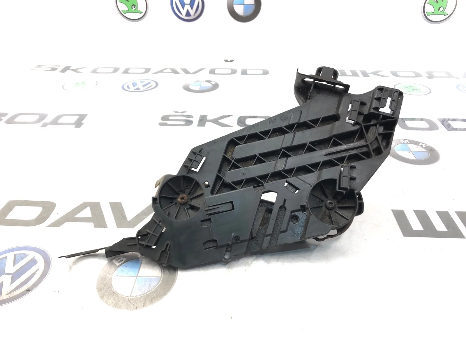 Площадка кронштейн фары Skoda Octavia 2010 1Z0941613 A5 (1Z) 1.4 CAXA, левая