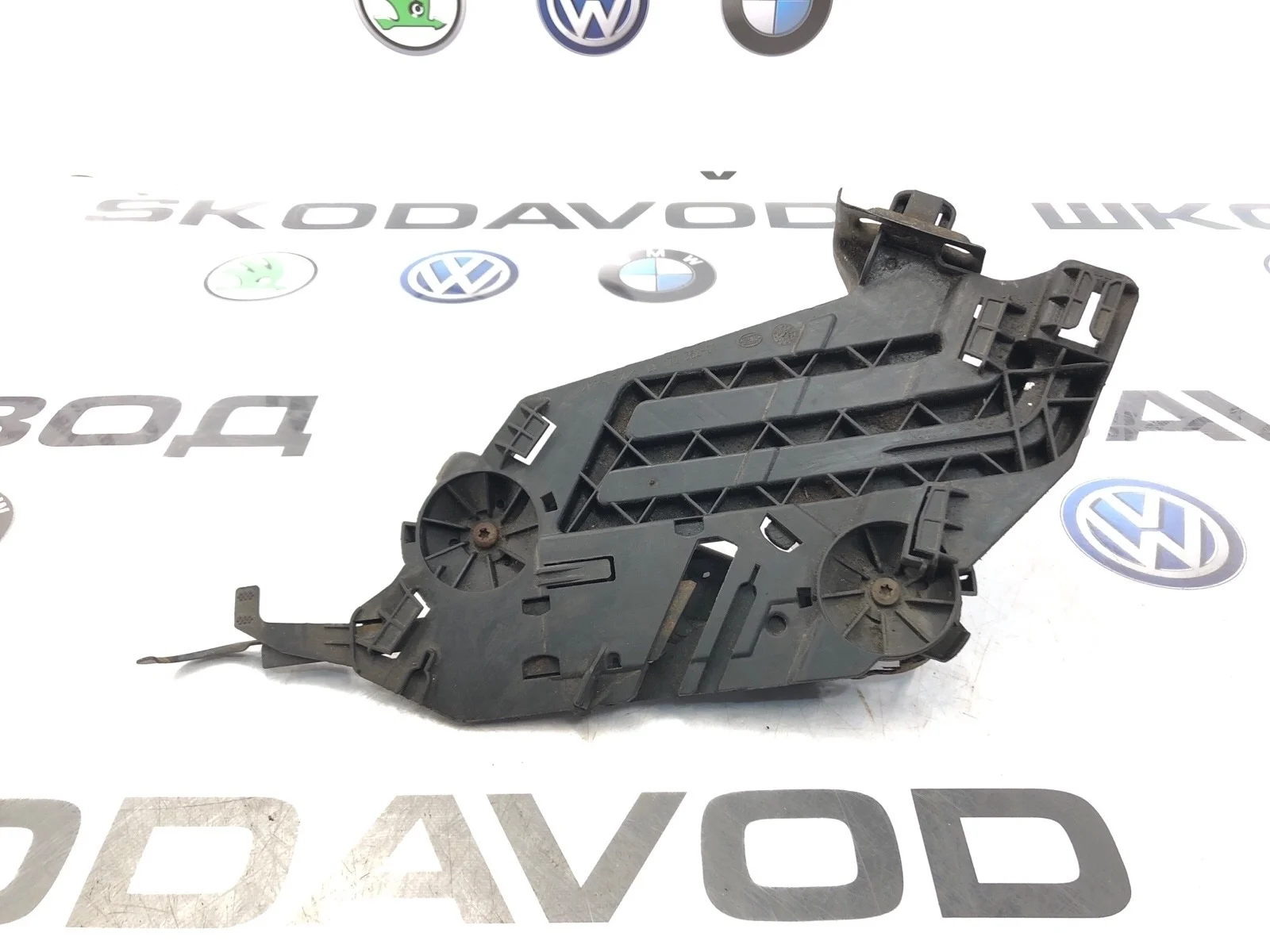 Площадка кронштейн фары Skoda Octavia 2011 1Z0941613 A5 (1Z) 1.6 BSE, левая