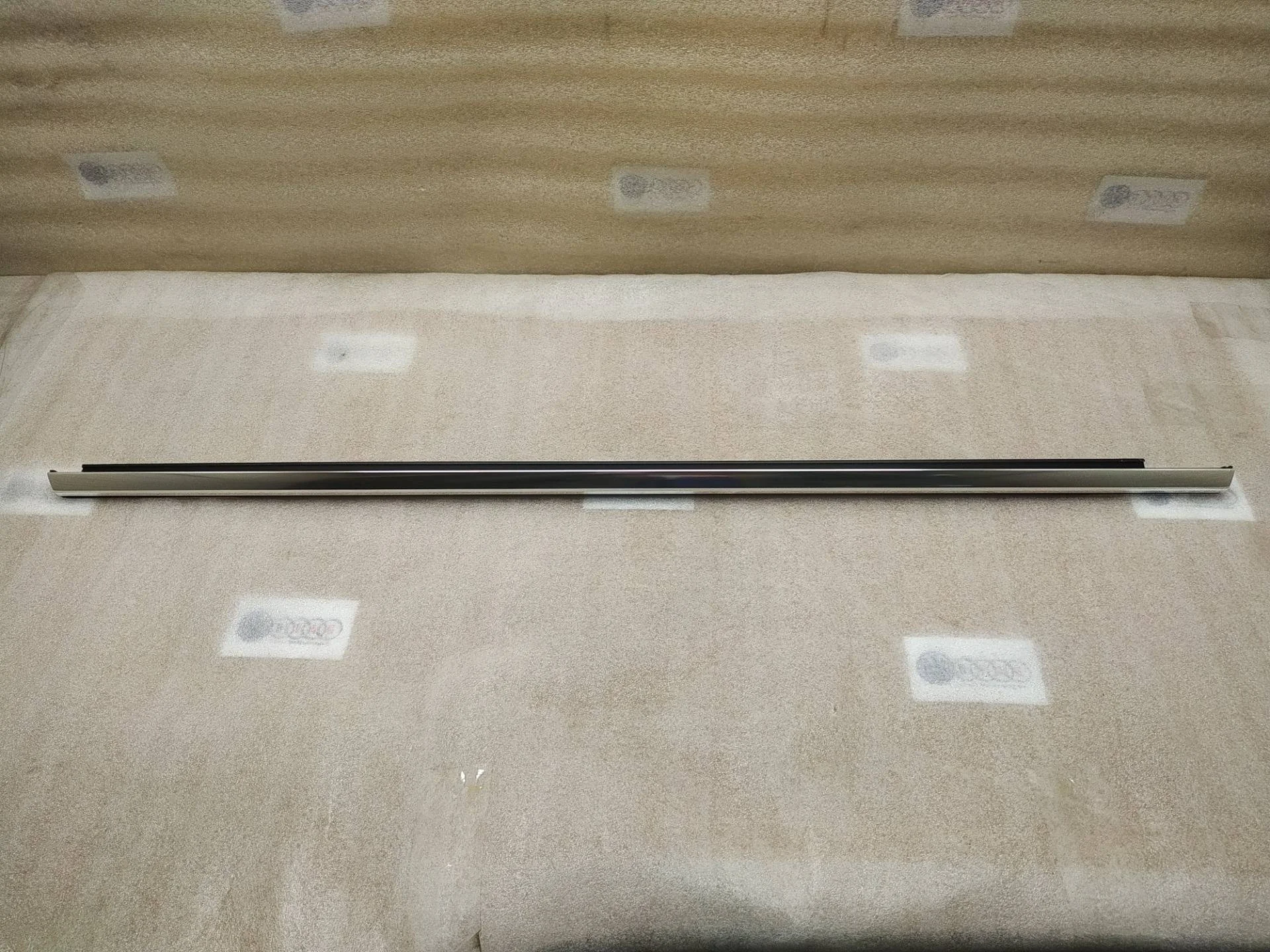 молдинг двери задней левой Volkswagen Touareg 7P6 2011