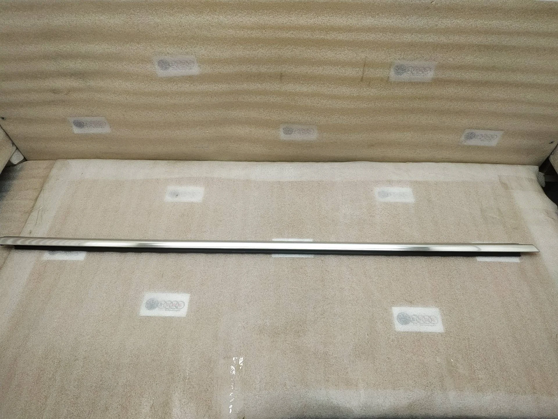 молдинг двери передней правой Volkswagen Touareg 7P6 2011