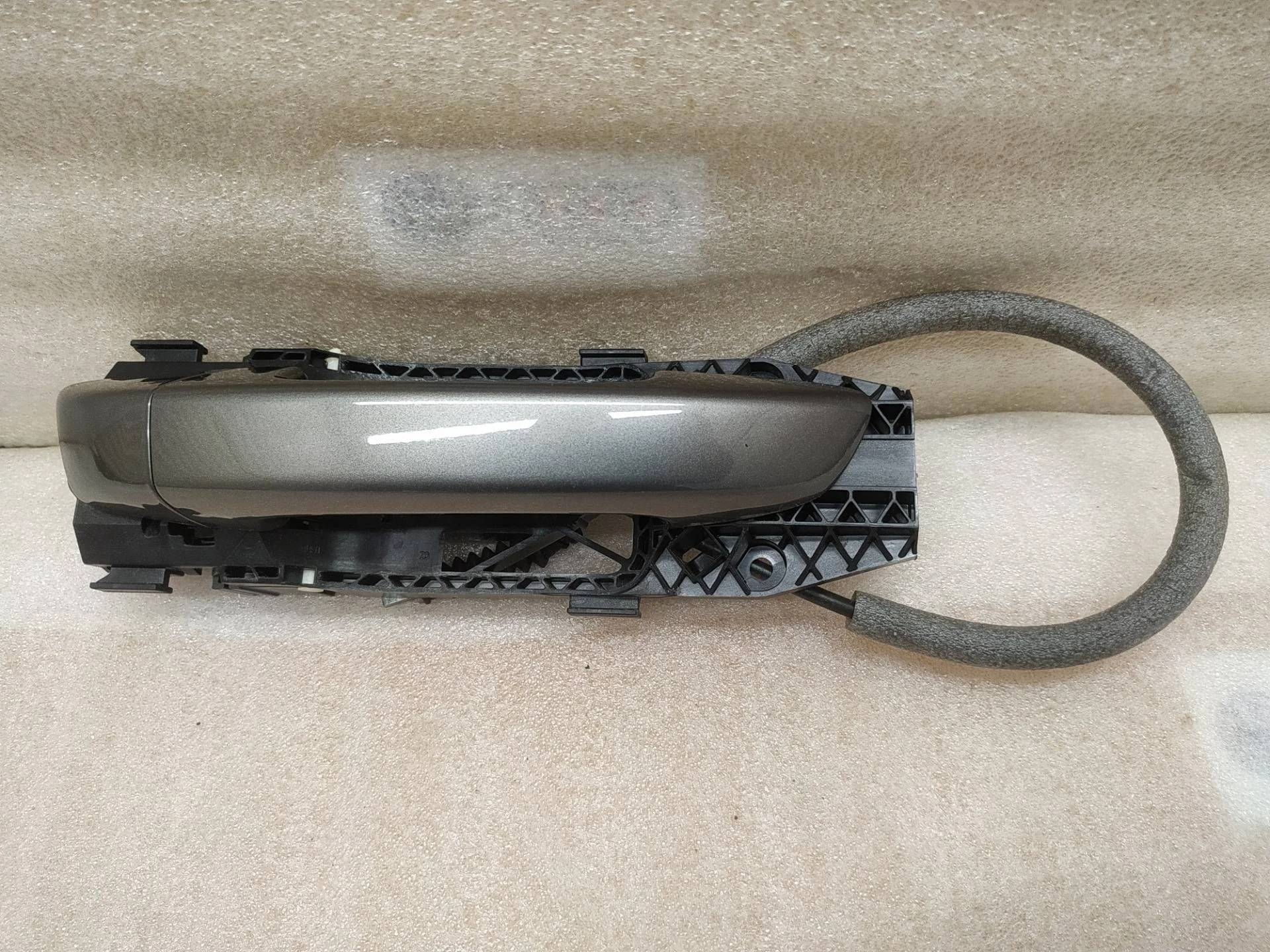 ручка наружная двери правой Volkswagen Touareg 7P6 2011
