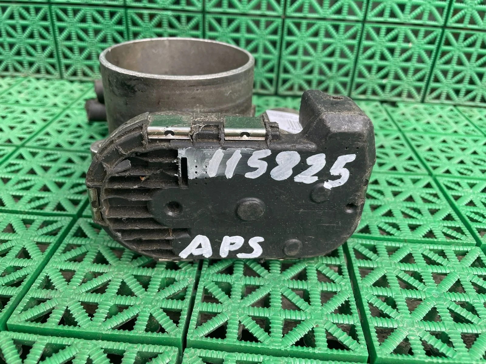 Дроссельная заслонка AUDI A4 8D, A6 C5, VOLKSWAGEN PASSAT B5/B5+ 2,8 APS 1997- Б/У A4 8D(1995-2001);A6 C5(1997-2004);PASSAT B5(1997-2000);PASSAT B5+(2001-2004)
