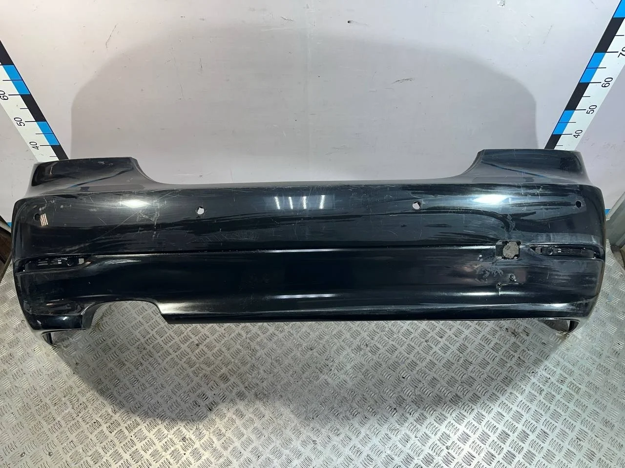 [Б/У] Бампер задний (под парктроник / до рестайл) BMW E60 - вмятина и сквозное отверстие [Незначительные дефекты] [Код: 00609395 ]