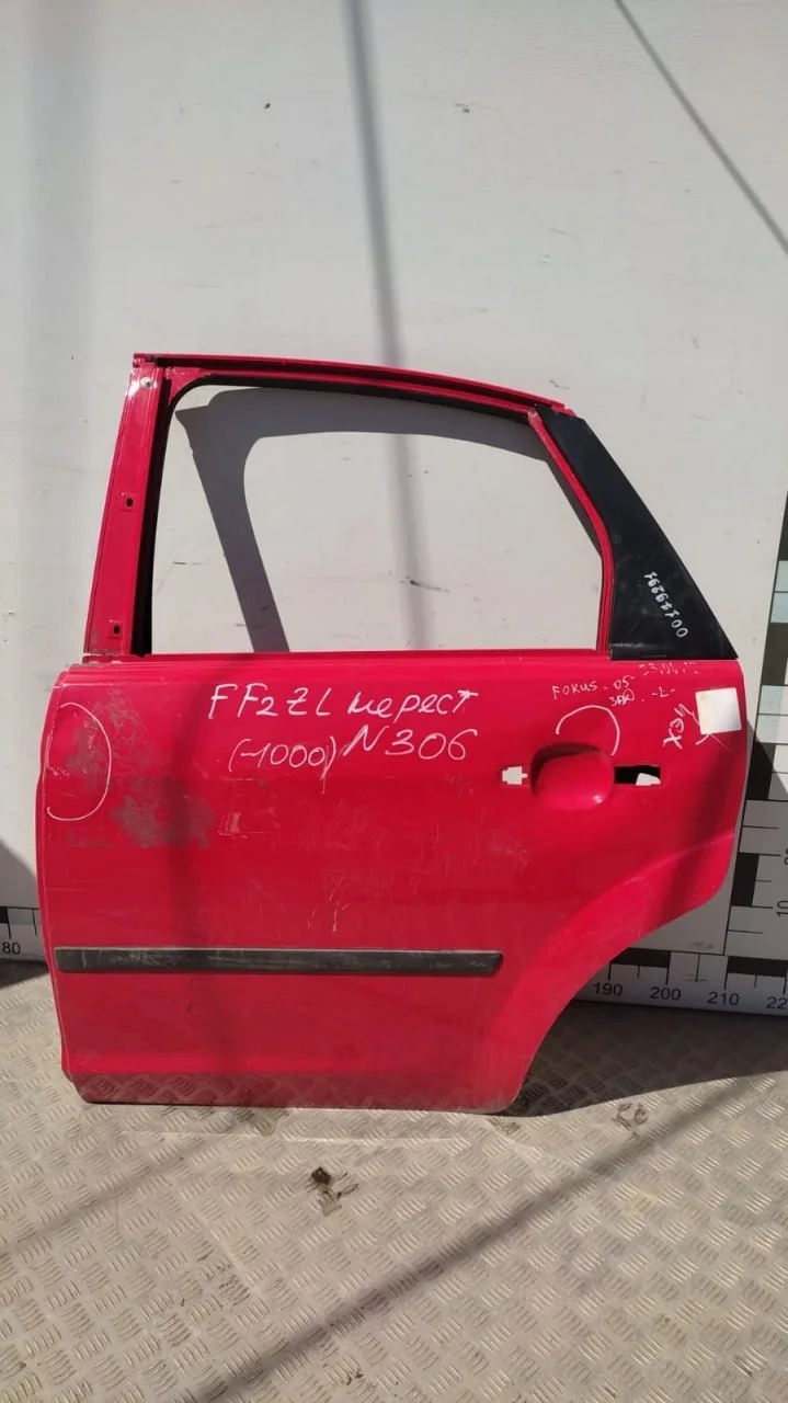 [Б/У] Дверь задняя левая Ford Focus II 2005-2008 - залом с торца по канту, вмятина над ручкой [Незначительные дефекты] [Код: 00351696 ]