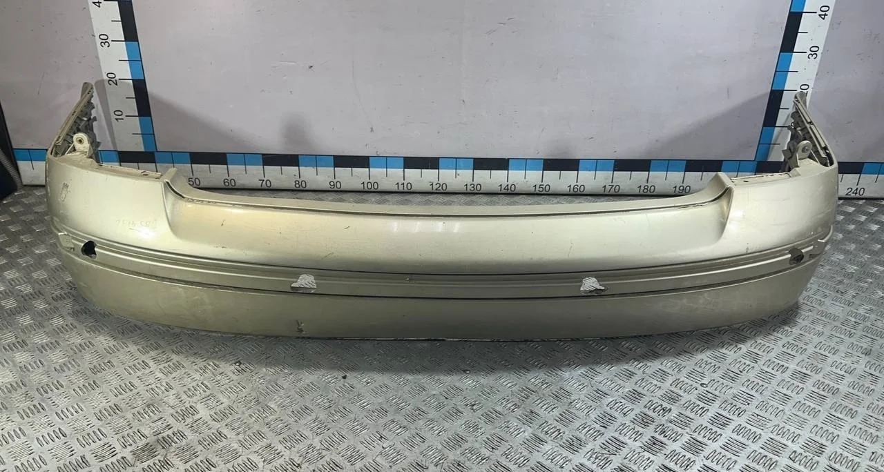 [Б/У] Бампер задний (седан) VW Passat (B5) 2000-2005 - под накладкой вырезы под парктроники, царапины, вмятина [Незначительные дефекты] [Код: 00289988 ]