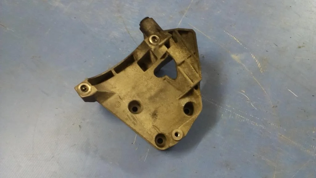 кронштейн кондиционера BMW X5 E53  M57/TU 218 лс 3.0d