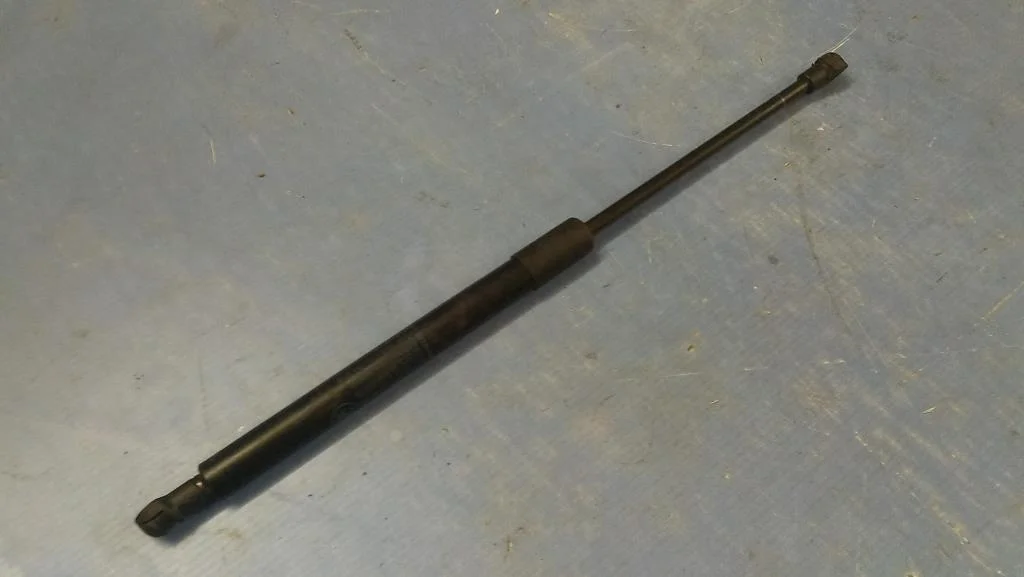 амортизатор капота BMW 3-серия E92/E93  N53B30A 218 лс 325i