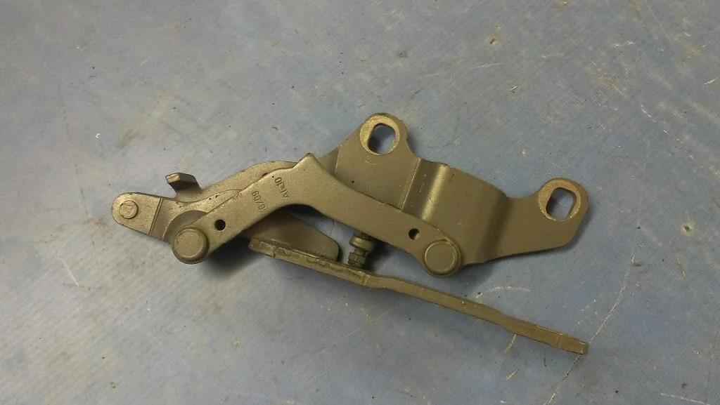 петля капота BMW 3-серия E92/E93  N53B30A 218 лс 325i