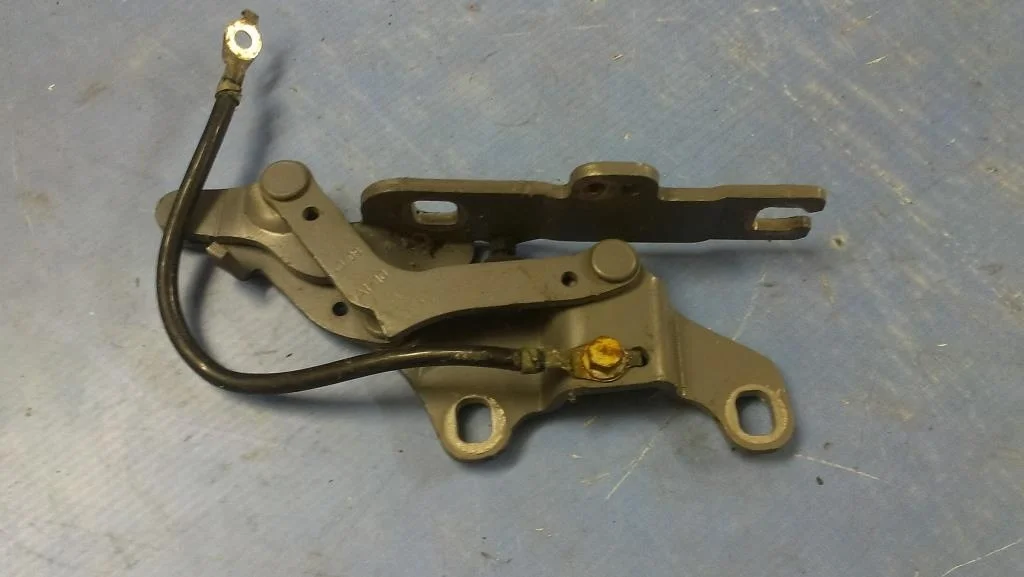 петля капота BMW 3-серия E92/E93  N53B30A 218 лс 325i