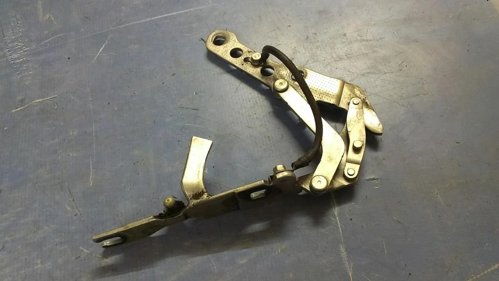 петля капота BMW X3 E83  M54B30 231 лс 3.0i