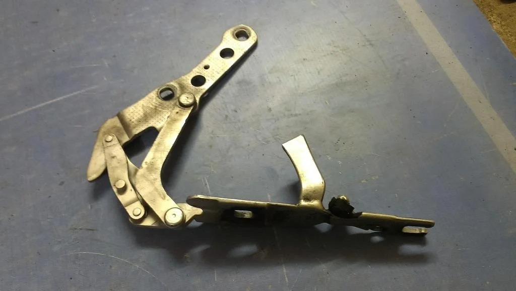 петля капота BMW X3 E83  M54B30 231 лс 3.0i