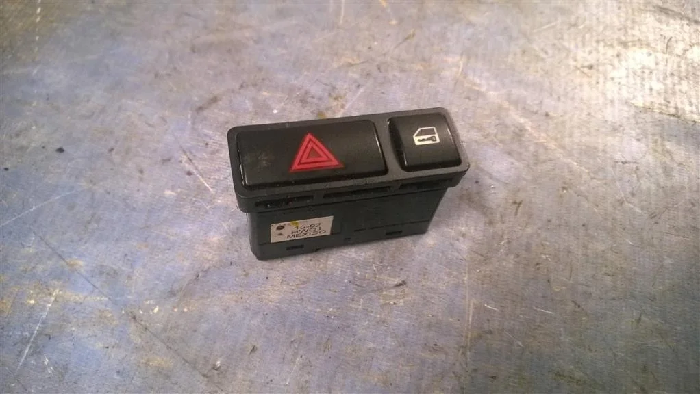 кнопка аварийной сигнализации BMW X5 E53  M54B30 231 лс 3.0i