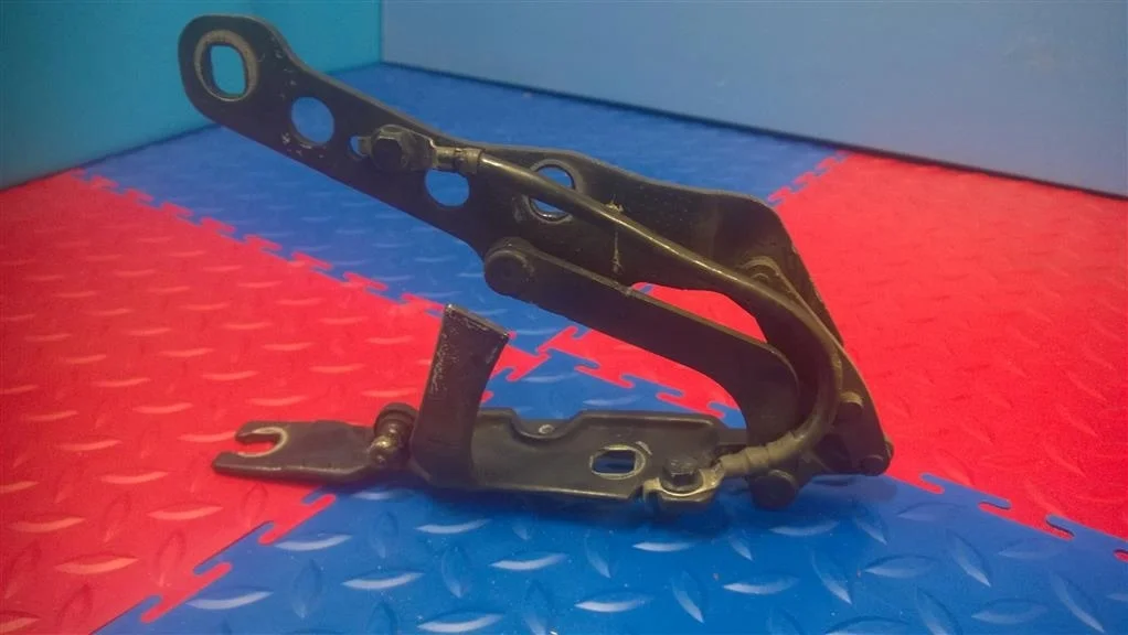 петля капота BMW X3 E83  M54B30 231 лс 3.0i