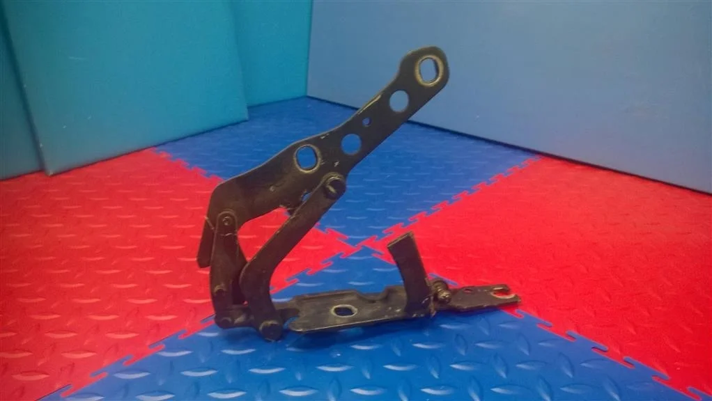 петля капота BMW X3 E83  M54B30 231 лс 3.0i