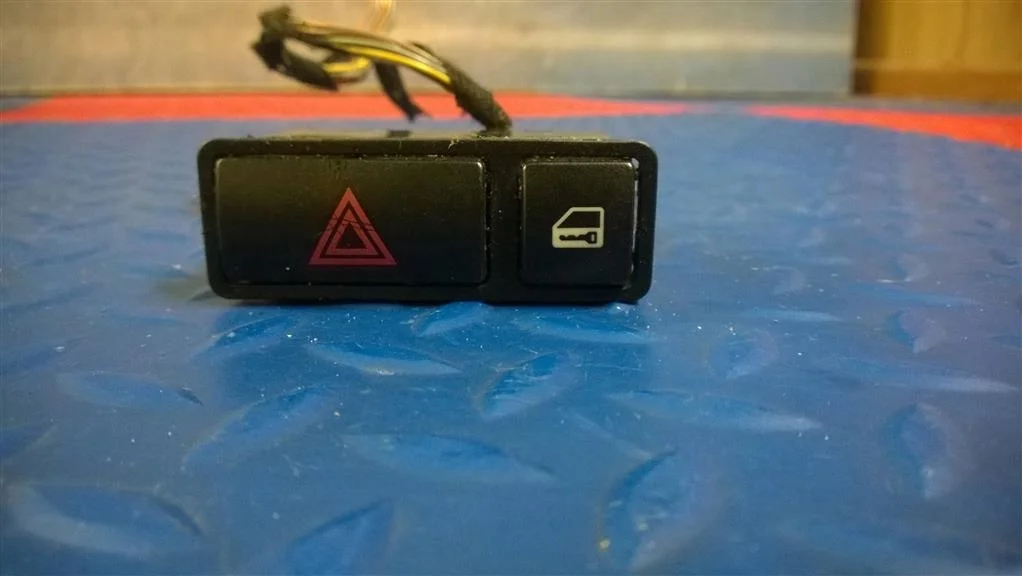 кнопка аварийной сигнализации BMW X5 E53  M54B30 231 лс 3.0i