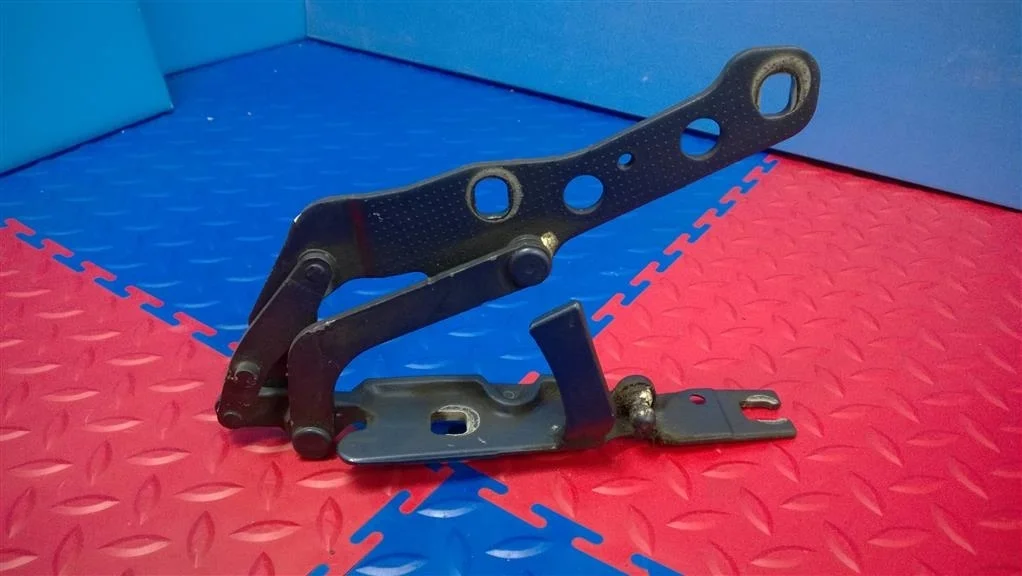 петля капота BMW X3 E83  M54B30 231 лс 3.0i