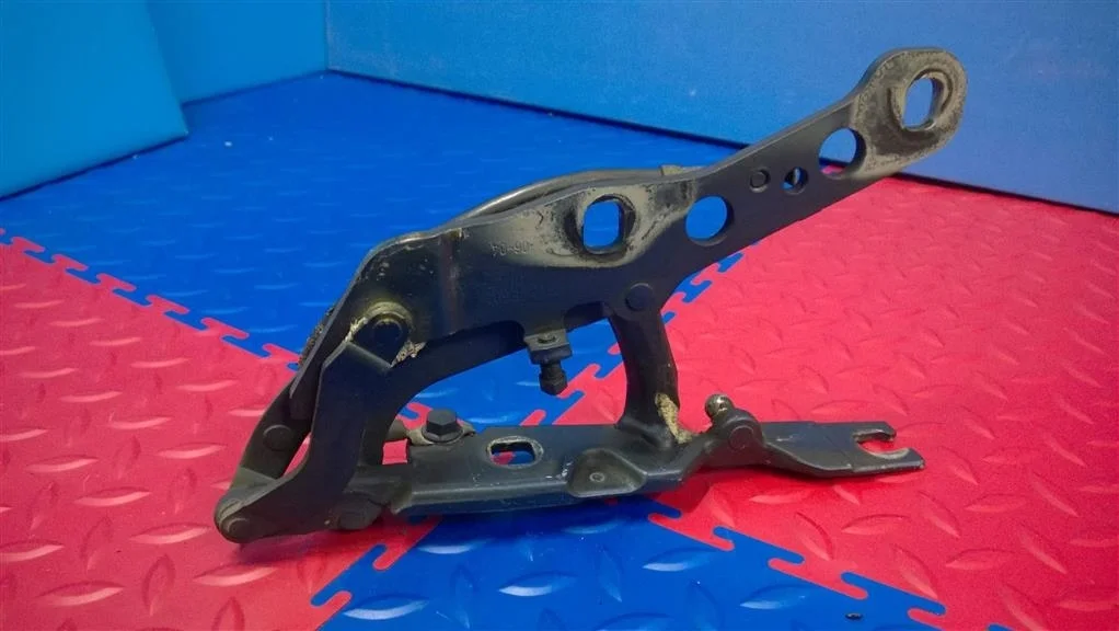 петля капота BMW X3 E83  M54B30 231 лс 3.0i