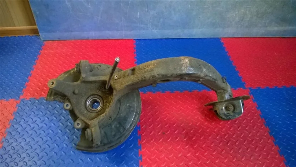 кулак поворотный BMW X3 E83  M54B30 231 лс 3.0i