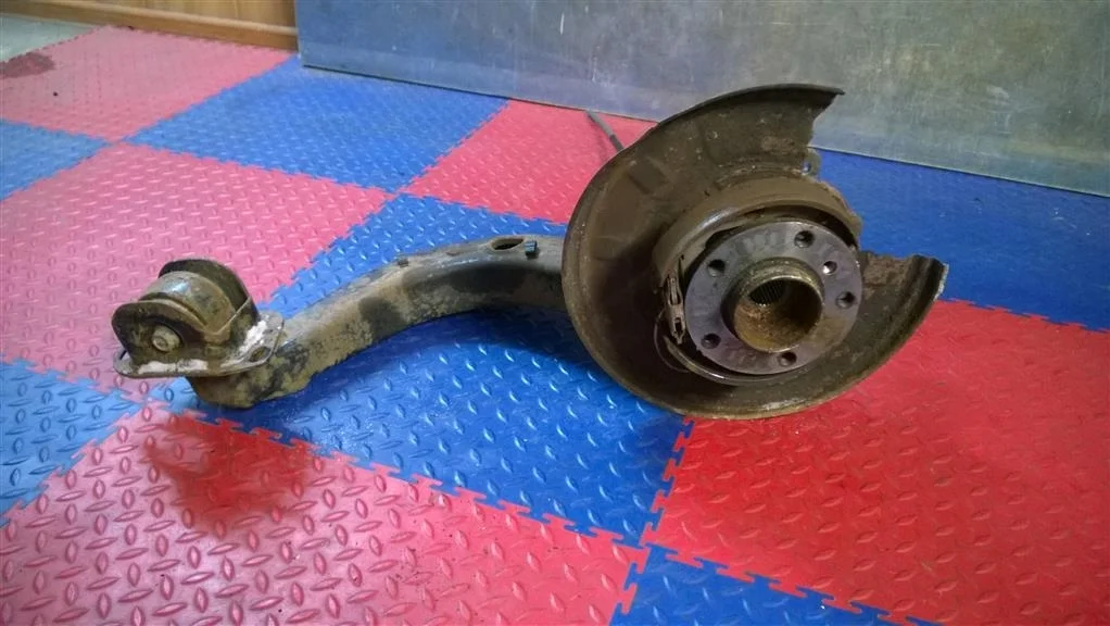 кулак поворотный BMW X3 E83  N47D20A 177лс 2.0D