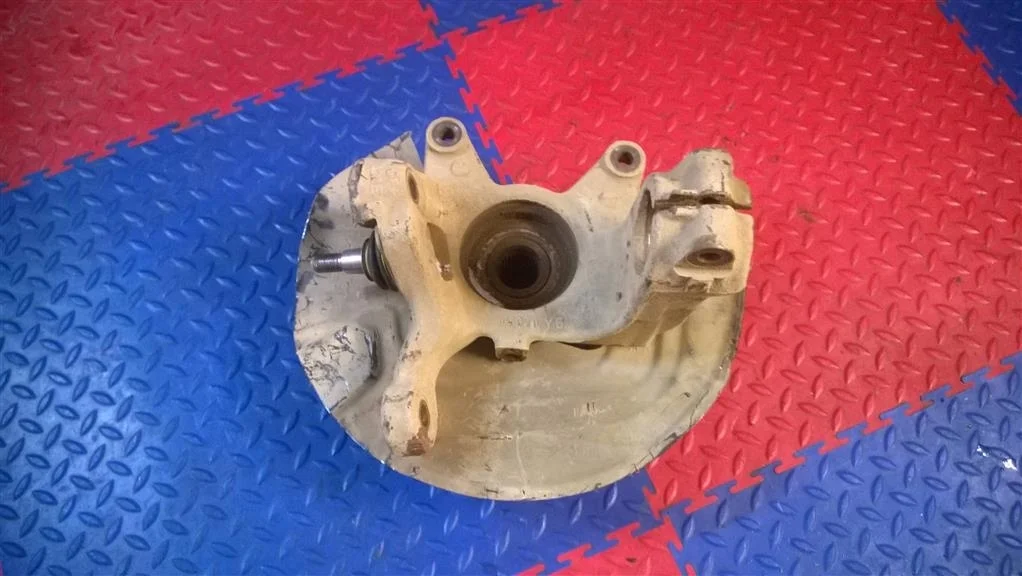 кулак поворотный BMW X3 E83  M54B30 231лс 3.0i