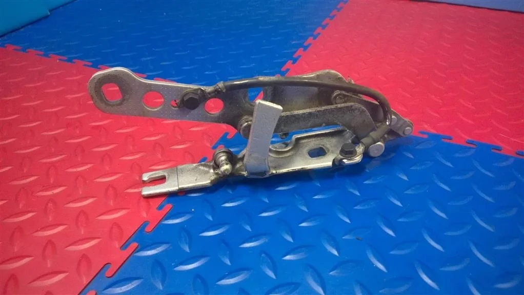 петля капота BMW X3 E83  N47D20A 177лс 2.0D