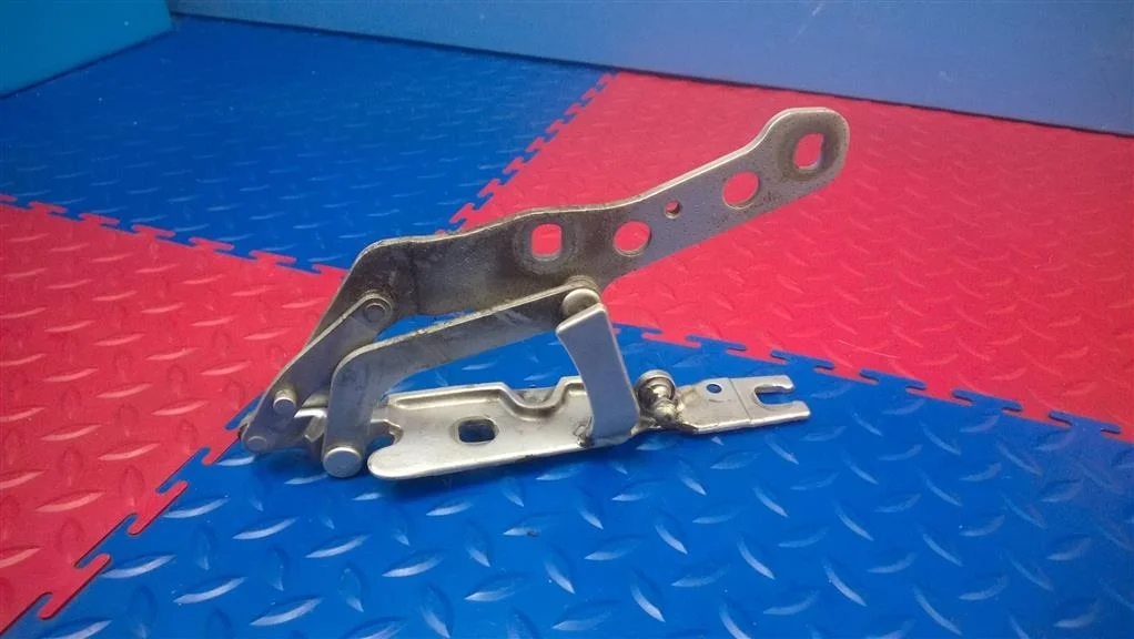 петля капота BMW X3 E83  N47D20A 177лс 2.0D